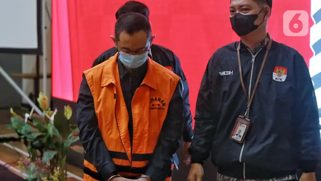 Komisi Pemberantasan Korupsi (KPK) melakukan penahanan terhadap tersangka mantan Kepala Kantor Bea Cukai Makassar, Andhi Pramono pada hari ini. (Liputan6.com/Angga Yuniar)