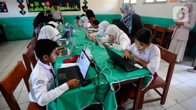 Sejumlah siswa SDN Pondok Petir 01 mengikuti Asesmen Nasional Berbasis Komputer (ANBK) di Depok, Jawa Barat, Selasa (4/10/2022). Dinas Pendidikan Kota Depok Bidang Pembinaan SD mensosialisasikan ANBK. (merdeka.com/Arie Basuki)