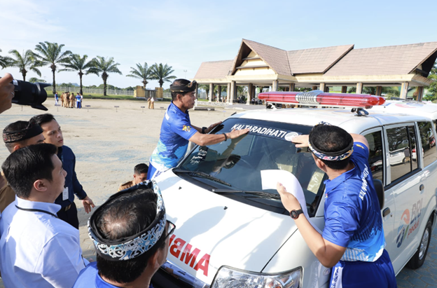 Pemprov terima bantuan satu unit Mobil Ambulans program CSR dari bank BRI Cabang Tanjung Selor, Senin (10/7). Bantuan CSR oleh Bank BRI Cabang Tanjung Selor diterima langsung oleh Gubernur Kaltara, Zainal Paliwang usai menggelar Apel Pagi Gabungan di Lapangan Agatis Tanjung Selor.