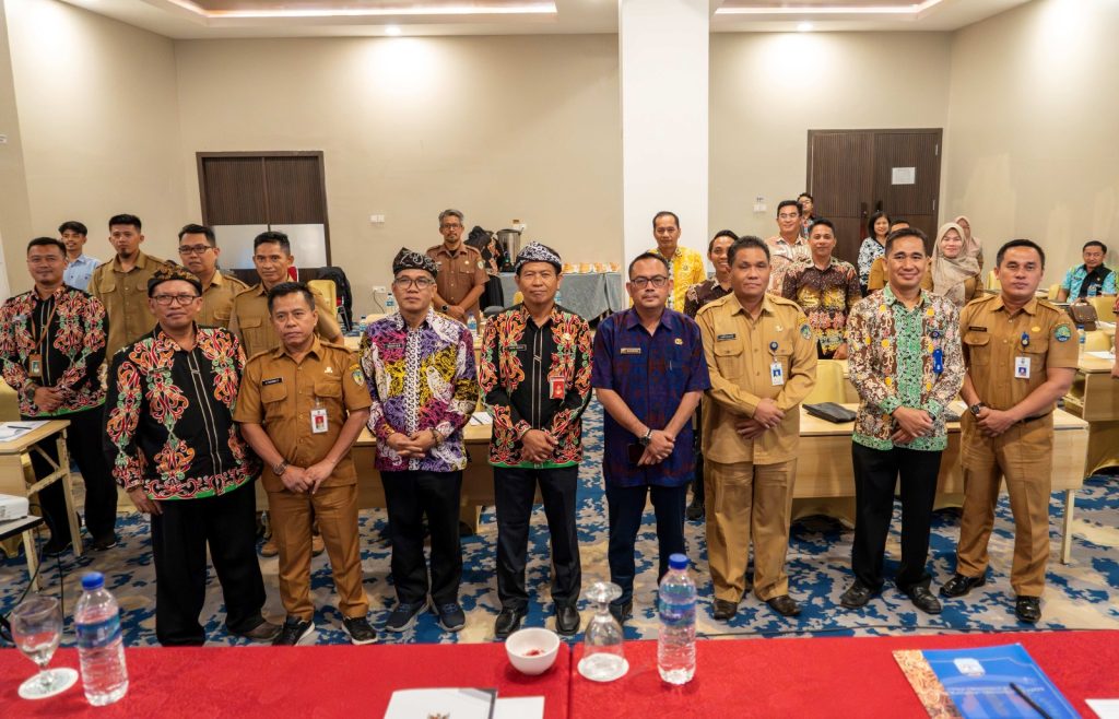 ABADIKAN MOMEN : Kepala Biro Pemerintahan Setprov Kaltara, Taufik Hidayat berfoto Bersama usai pelaksanaan Rapat Analisa Kerjasama Pemerintah se-Kaltara, Selasa (26/6).