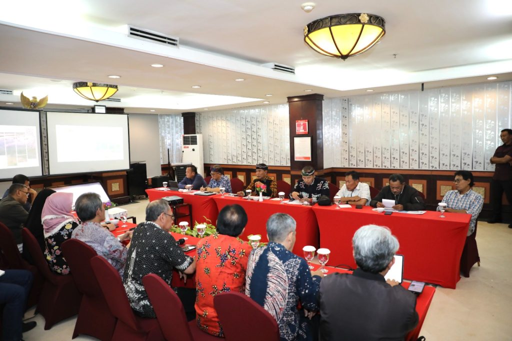 AUDIENSI : Gubernur Kaltara, Dr. (H.C). H. Zainal A Paliwang, M.Hum, bersama dengan Kepala Perangkat Daerah Provinsi Kaltara menerima audiensi dari Kepala BRGM RI, Ir. Hartono M.Sc beserta rombongan di Ruang Pertemuan Swiss-Belhotel Tarakan, Ahad (23/6).