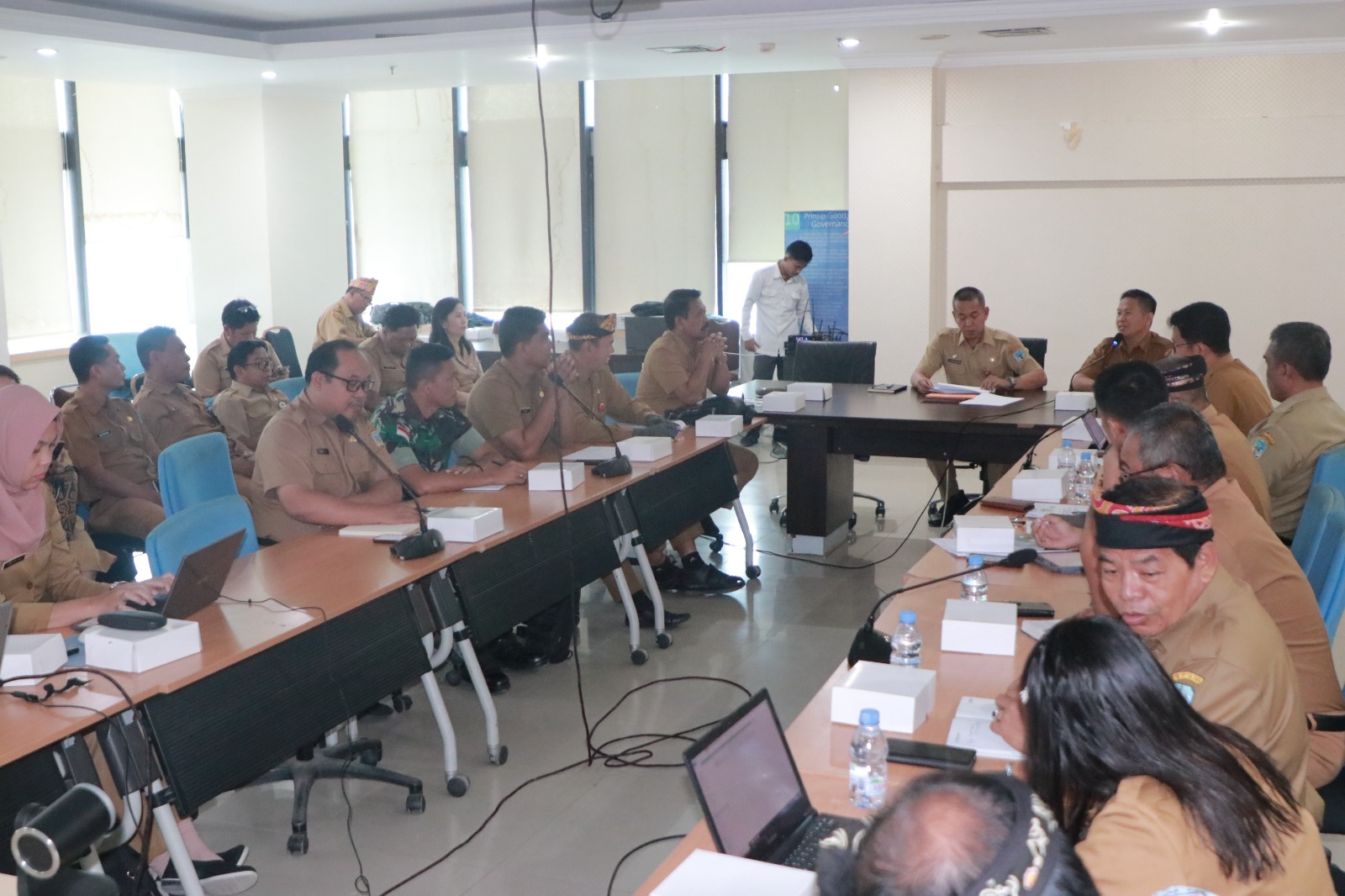 SOSEK MALINDO : Asisten bidang Pemerintahan dan Kesra Setprov Kaltara, H. Datu Iqro Ramadhan, S.Sos, M.Si memimpin rapat persiapan Sosek Malindo 2024. 