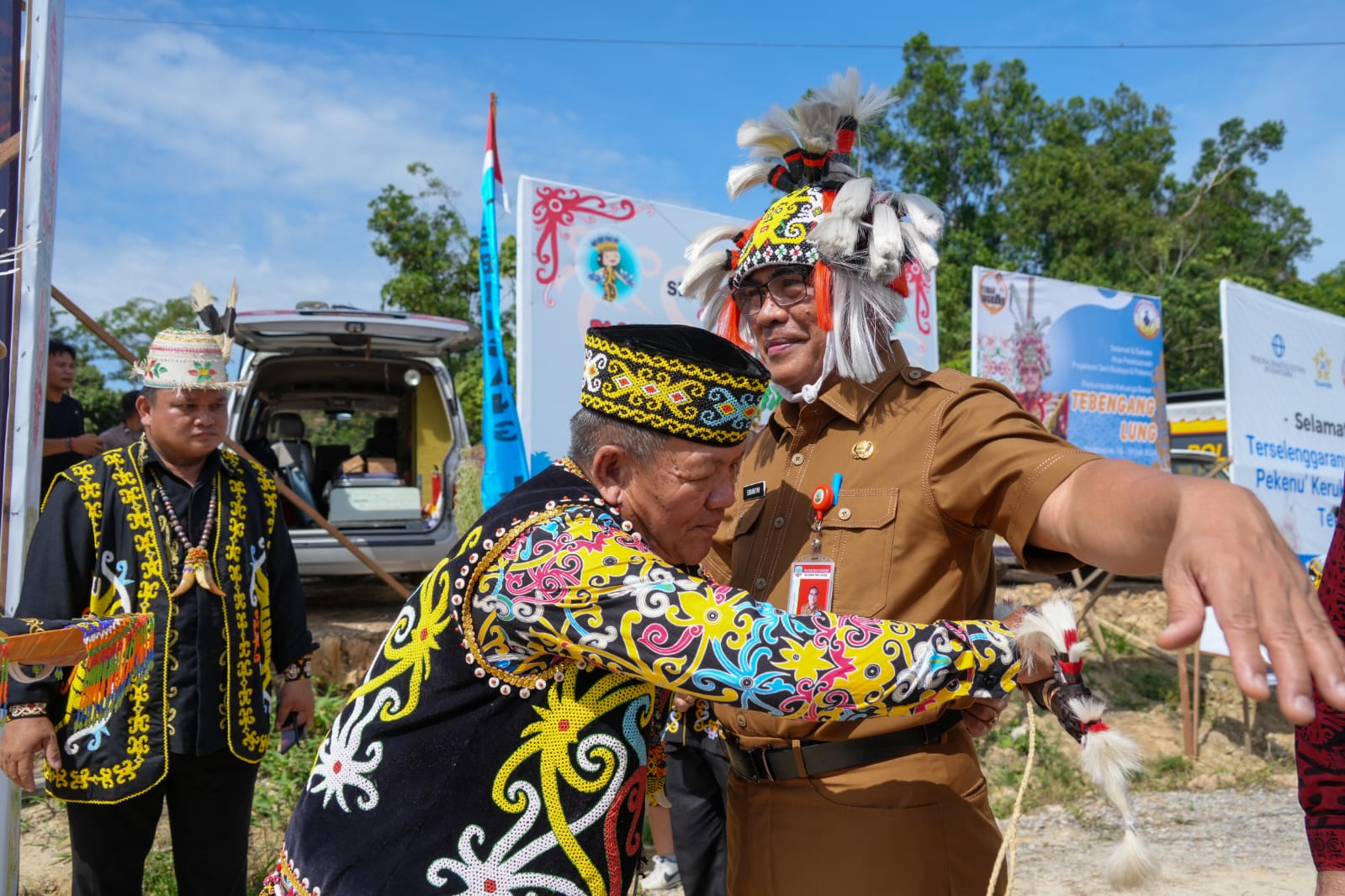 SENI BUDAYA : Sekprov Kaltara, Dr H Suriansyah, M.AP mengikuti Pagelaran Budaya Dayak dan Pekenu di Lapangan Utama Desa Tengkapak, Selasa (16/7).