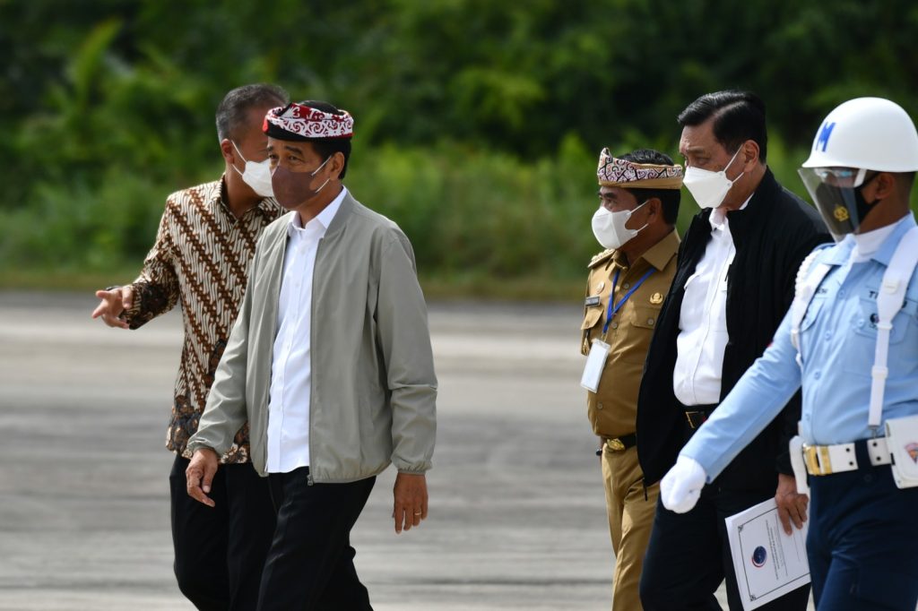 PENYAMBUTAN : Gubernur Kaltara, DR (HC) H Zainal A Paliwang, M.Hum mendampingi kunjungan Presiden RI Joko Widodo dalam rangka groundbreaking KIHI Tanah Kuning-Mangkupadi beberapa Waktu lalu.