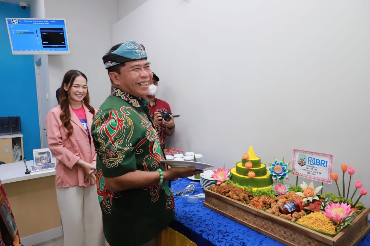 KANTOR KAS BRI : Gubernur Dr. (H.C). Zainal Arifin Paliwang, M.Hum meresmikan Kantor Kas Bank Rakyat Indonesia (BRI) RSUD dr. H. Jusuf SK, Sabtu (27/7).