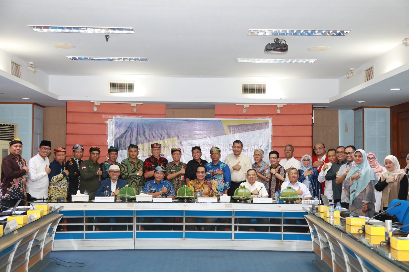 NARASUMBER : Gubernur Kaltara, DR (HC) H Zainal A Paliwang, M.Hum berfoto bersama pada Seminar Pendahuluan Penyusunan Peta Rawan Konflik di Universitas Hasanuddin, Senin (29/7) lalu.