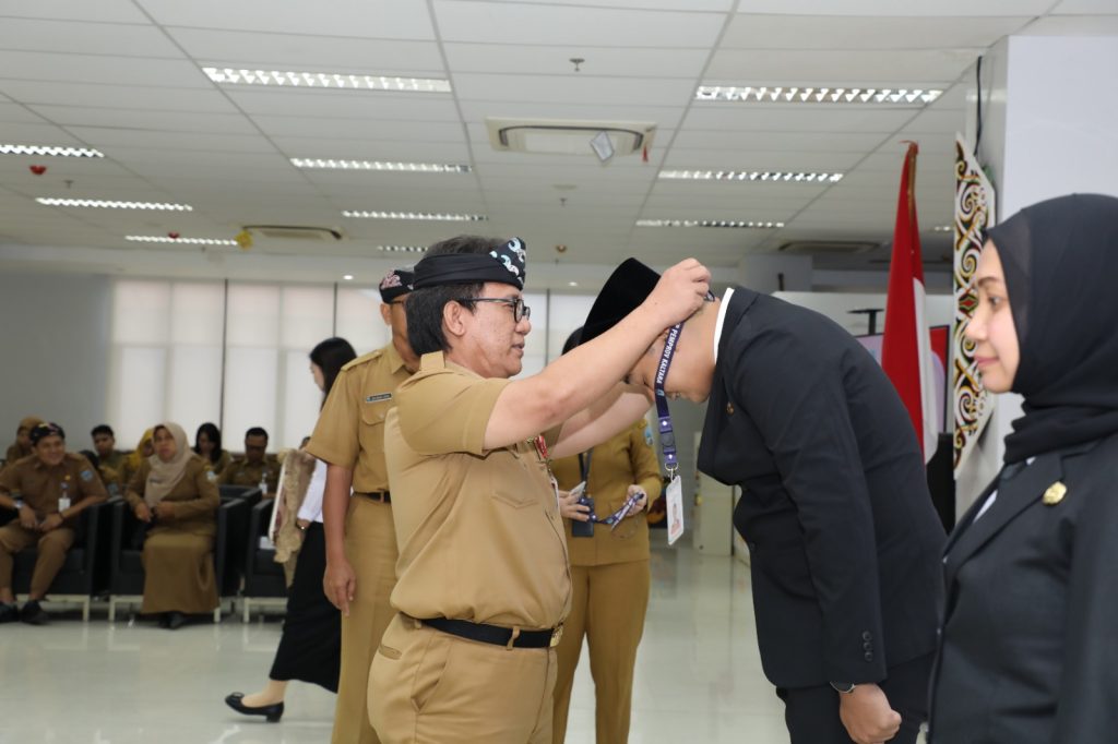 PENINGKATAN KOMPETENSI : Plh. Asisten bidang Perekonomian dan Pembangunan Setprov Kaltara Burhanuddin, S.Sos., M.Si membuka PKP Angkatan XVI Tahun 2024, Senin (1/7).
 
