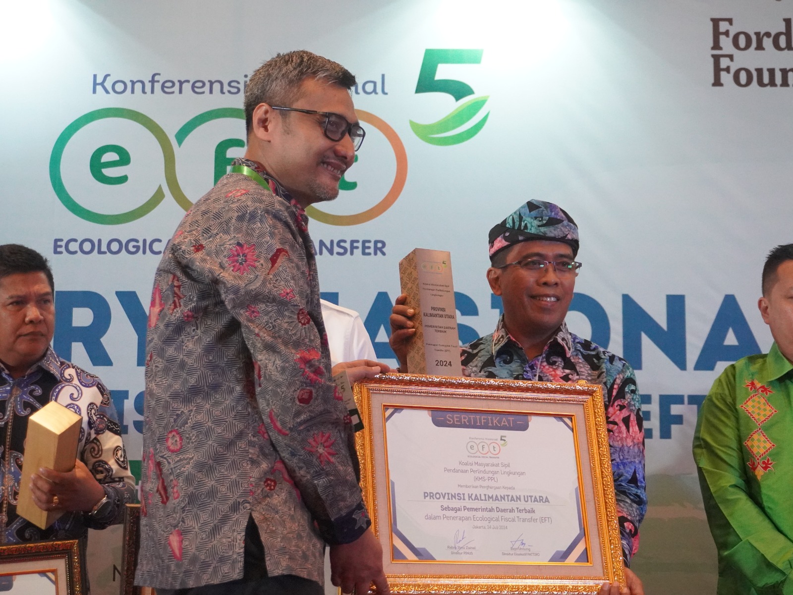 
SERTIFIKAT : KMS-PPL memberikan penghargaan Provinsi Kaltara sebagai Pemerintah Daerah Terbaik dalam Penerapan EFT. 
