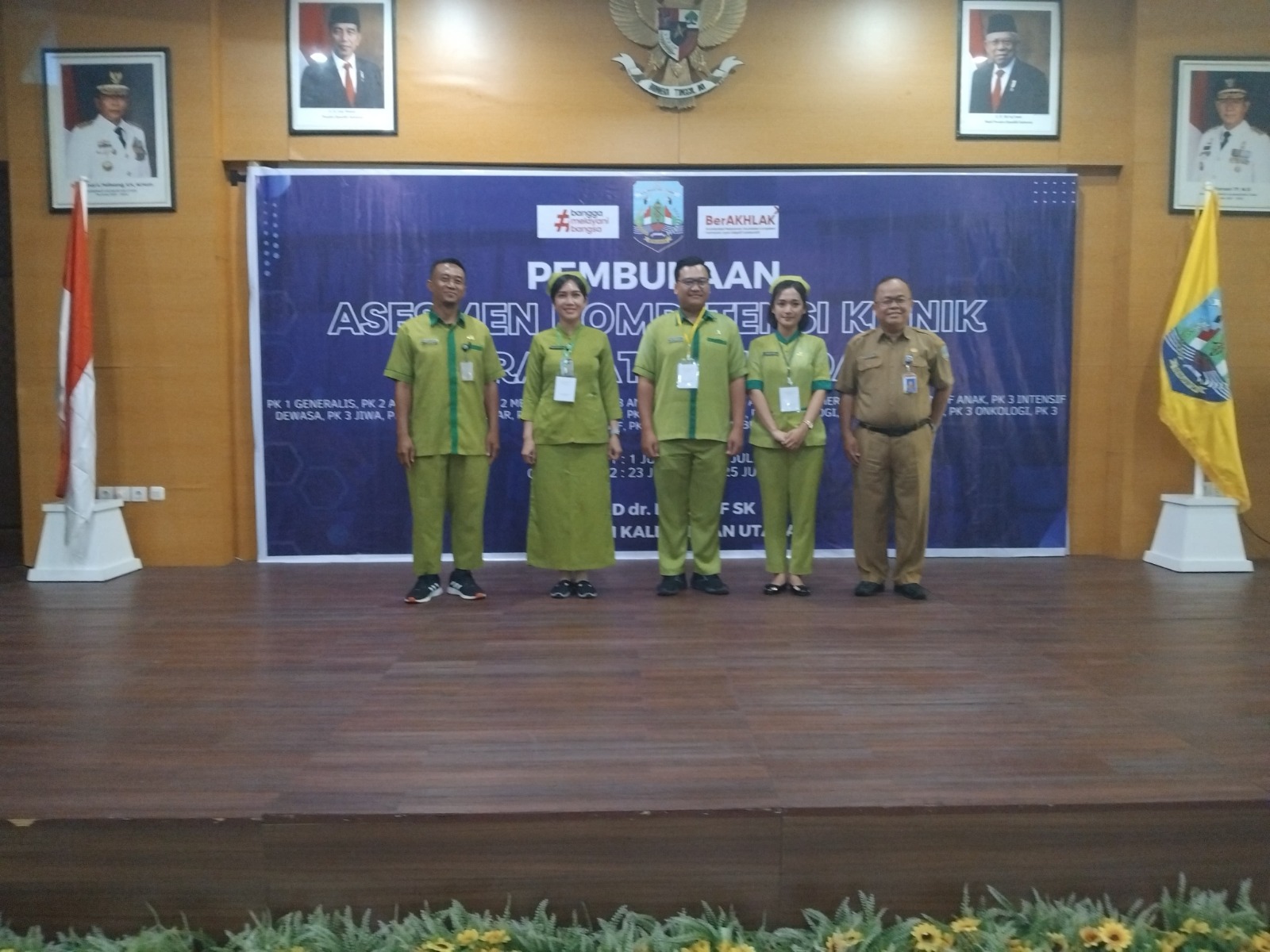 KOMPETENSI: Mewakili Plt Direktur RSUD dr. H. Jusuf SK, Kabid Pelayanan Kesehatan, Arief Rakhman, saat mengalungkan ID Card kepada peserta Asesmen Kompetensi Klinik Perawat dan Bidan di Auditorium Lantai 6, RSUD dr. H. Jusuf SK, Senin (1/7).