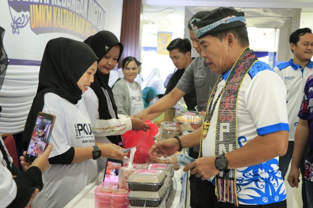 PEMBINAAN : Gubernur Kaltara, DR (HC) H Zainal A Paliwang, M.Hum meninjau gerai UMKM pada pelaksanaan Program Pengembangan Kapasitas Usaha di Gedung Gadis, Sabtu (10/8).