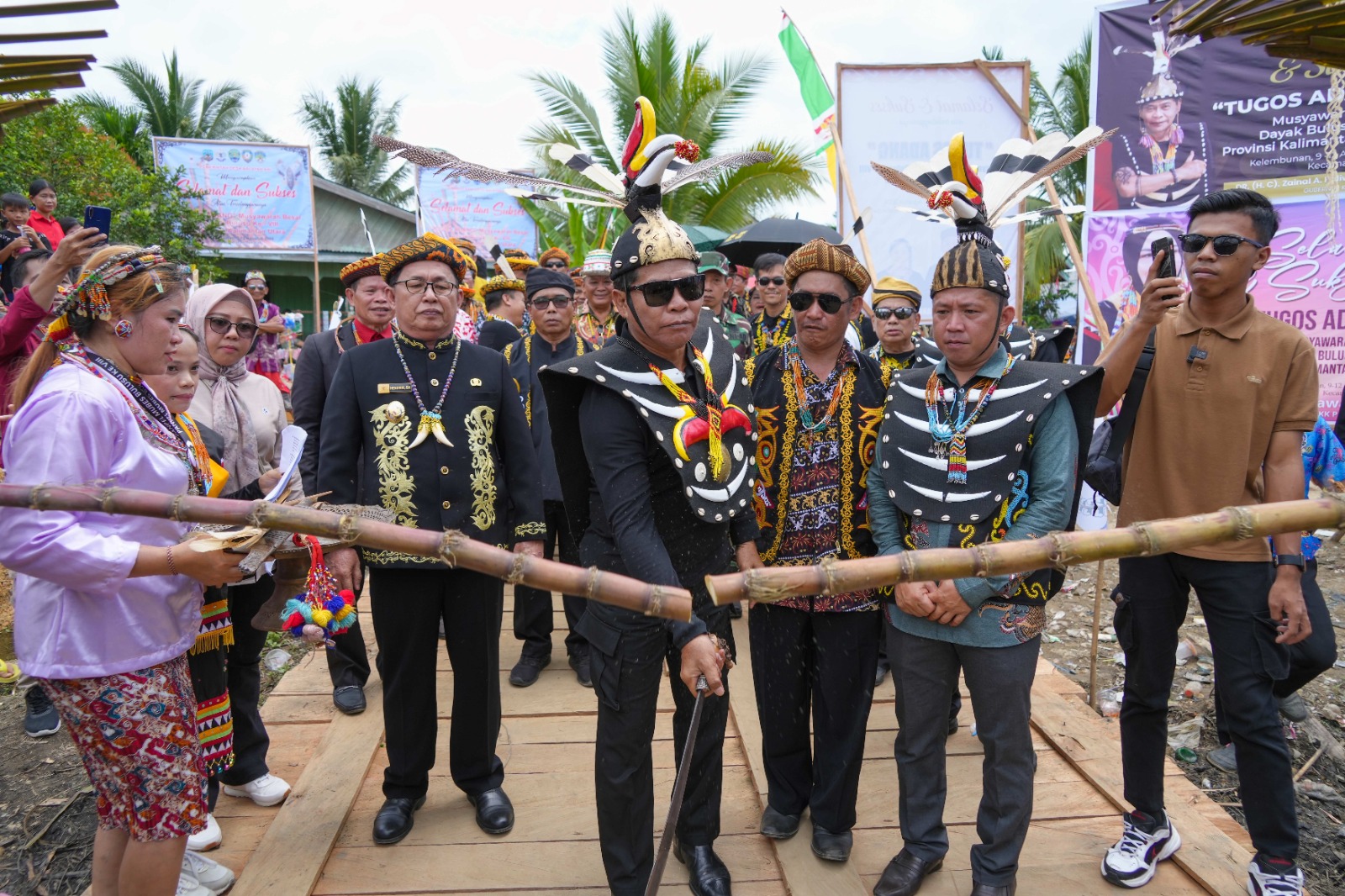 TUGOS ADANG : Gubernur Kaltara, DR (HC) H Zainal A Paliwang, M.Hum membuka secara langsung Mubes Lembaga Adat Dayak Bulusu ke-8 di Desa Kelembunan, Kecamatan Sekatak, Sabtu (10/8).