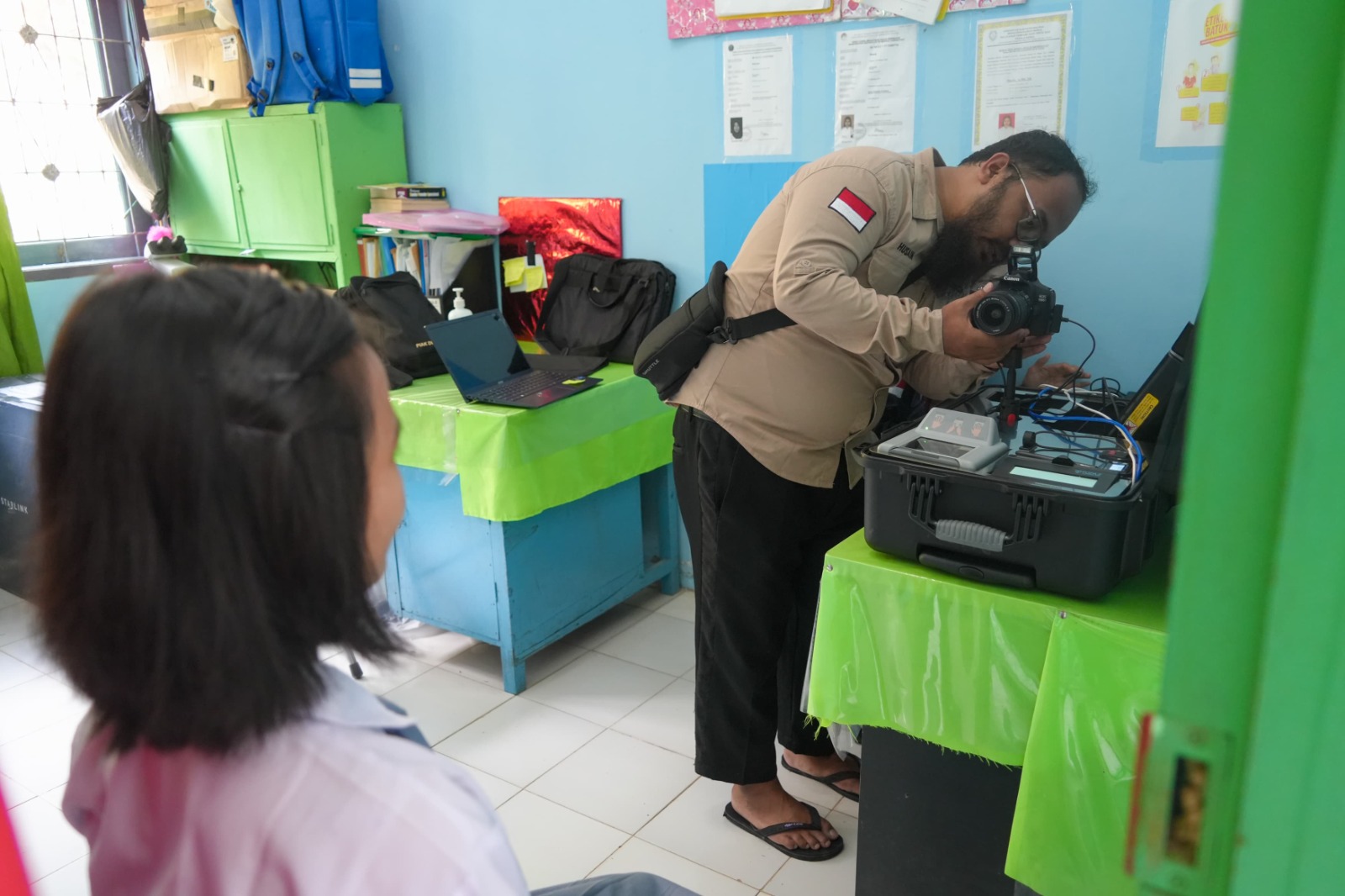 JEMPUT BOLA: MenPAN-RB, Abdullah Azwar Anas menyapa masyarakat Kecamatan Pujungan, Kabupaten Malinau, melalui Zoom Meeting dalam acara Sapa ASN Kaltara, Jumat (23/08/2024). Masyarakat di wilayah perbatasan tersebut menerima layanan jemput bola dari Pemerintah Provinsi Kaltara melalui program SIPELANDUKILAT dan Pro Lentera KU, yang diharapkan berdampak positif dan berkelanjutan bagi masyarakat setempat.