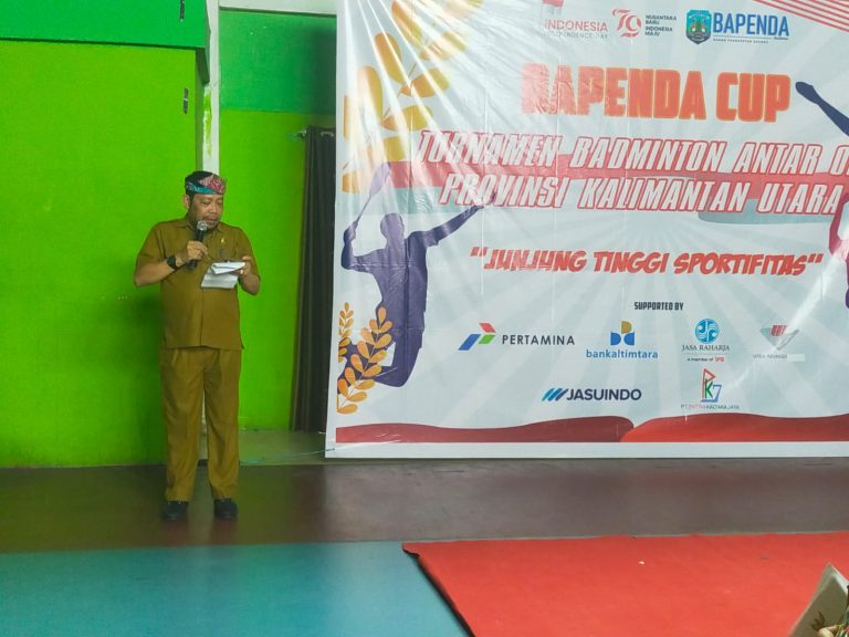 APRESIASI : Gubernur Kaltara, Dr. H. Zainal A. Paliwang, SH., M.Hum, diwakili Asisten Bidang Administrasi Umum, Pollymaart Sijabat, SKM., M.AP membuka Turnamen Badminton Piala Bapenda CUP Tahun 2024 Rangkaian HUT RI ke-79