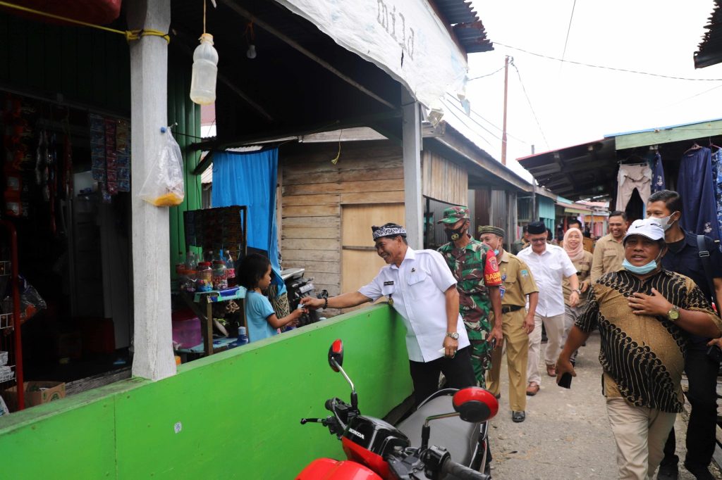 CEGAH KEMISKINAN : Gubernur Kaltara, Dr. H. Zainal A. Paliwang, SH, M.Hum meninjau rumah masyarakat di Kabupaten Nunukan.