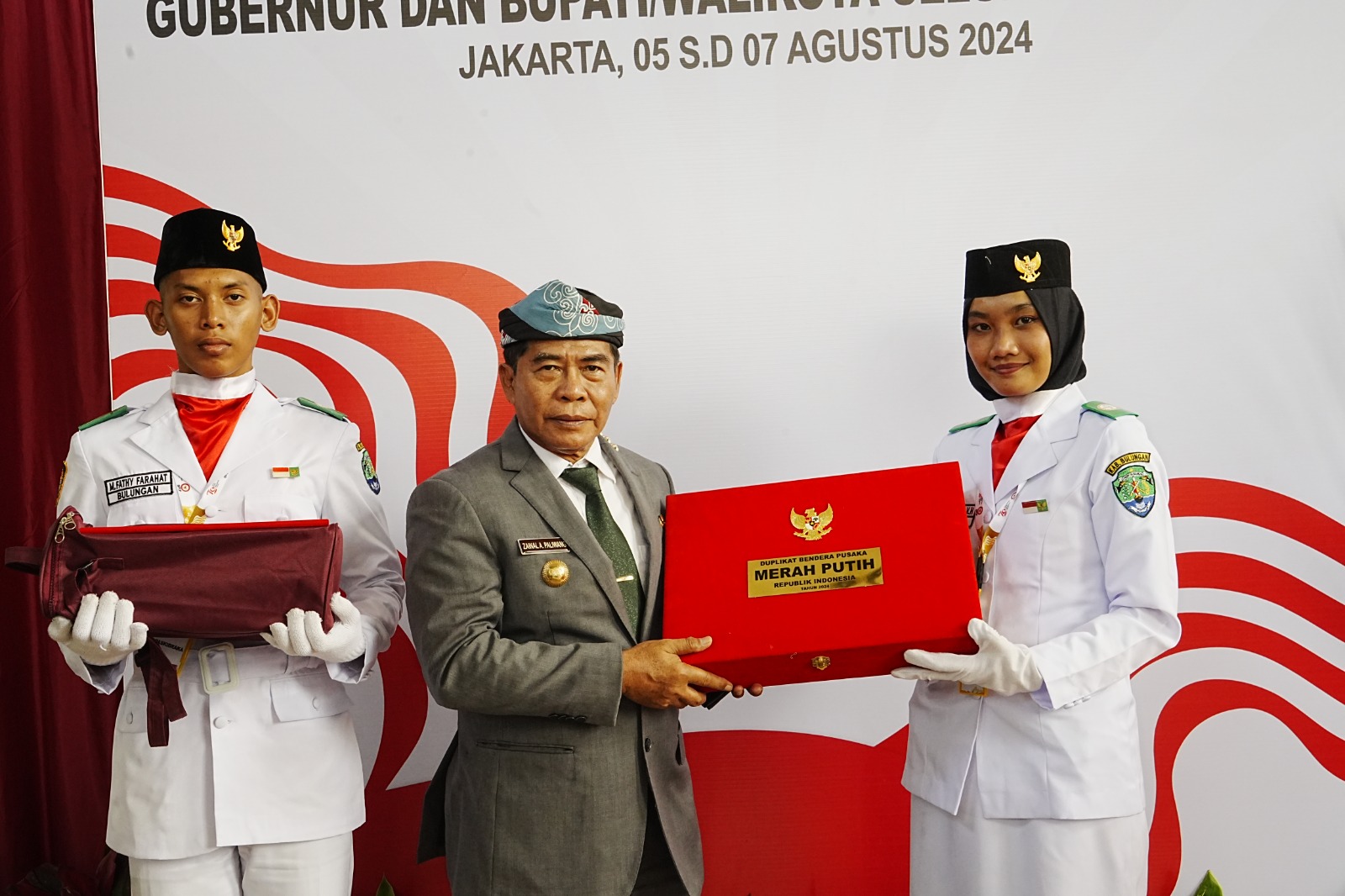 PENYERAHAN : Gubernur Kaltara, DR (HC) H Zainal A Paliwang, M.Hum menunjukkan duplikat bendera pusaka yang diterima dari BPIP di Balai Samudera, Jakarta Utara, Senin (5/8).