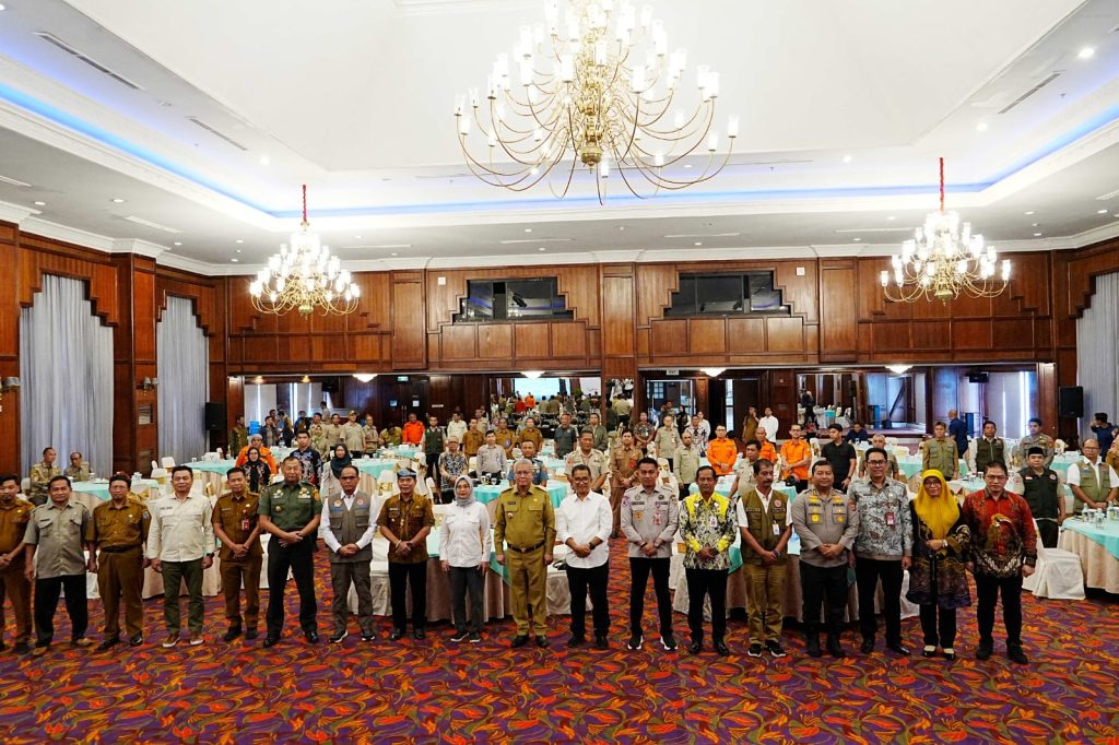 ABADIKAN MOMEN : Gubernur Kaltara, DR. (H.C) H. Zainal A Paliwang, M.Hum, mengabadikan momen foto bersama usai penandatangan kesepakatan bersama perwakilan pimpinan daerah Wilayah Kalimantan, Selasa (6/8/2024).