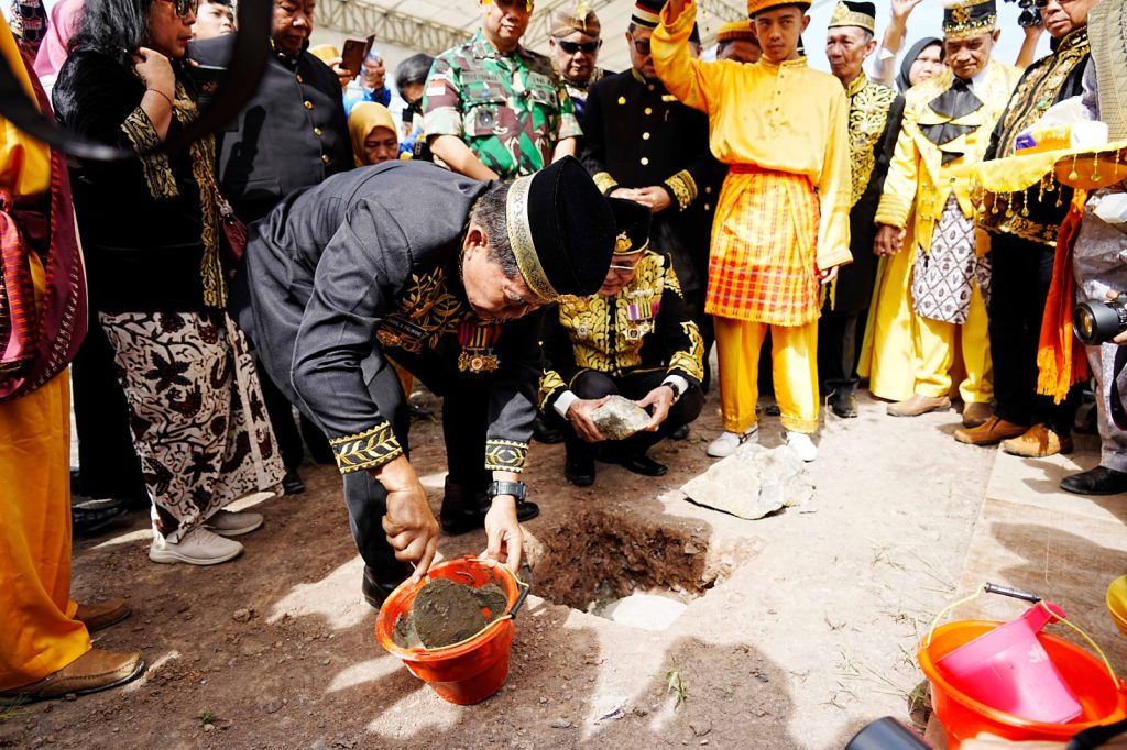 PELETAKAN BATU PERTAMA : Gubernur Kaltara, DR (HC) H Zainal A Paliwang, M.Hum meletakan batu pertama revitalisasi Kesiltanan Bulungan Maulana Muhammad Djalaluddin di Komplek Kesultanan Bulungan, Tanjung Palas, Rabu (7/8).