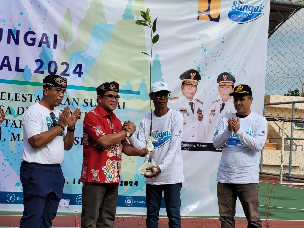 BERSIH SUNGAI : Sekprov Kaltara, Dr H Suriansyah, M.AP mengikuti aksi bersih sungai di Mangrove Edupark Kampung Lestari, Kelurahan Kampung 4 Kecamatan Tarakan Timur, Ahad (11/8).
