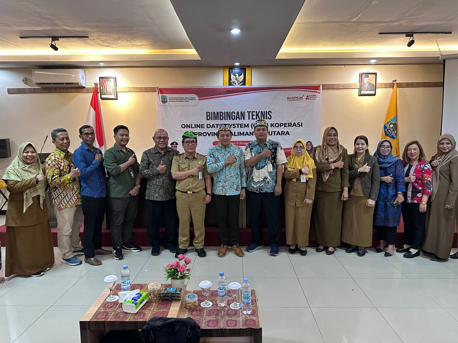 ABADIKAN MOMEN : Plh Asisten Bidang Perekonomian dan Pembangunan Setprov Kaltara, Burhanuddin berfoto bersama pada Bimtek ODS Koperasi dan UKM se-Kaltara.