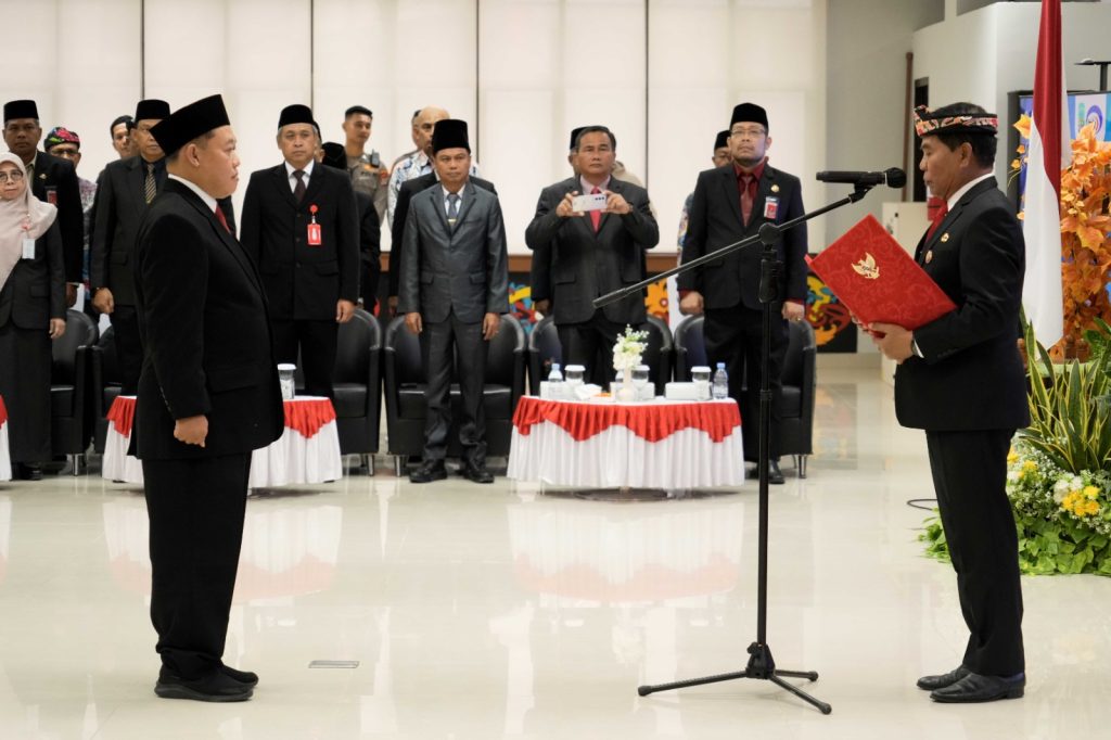 PENGUKUHAN : Gubernur Kaltara, Dr H Zainal A Paliwang, SH, M.Hum mengukuhkan Kepala Perwakilan BPKP Kaltara, Kamis (22/8). 