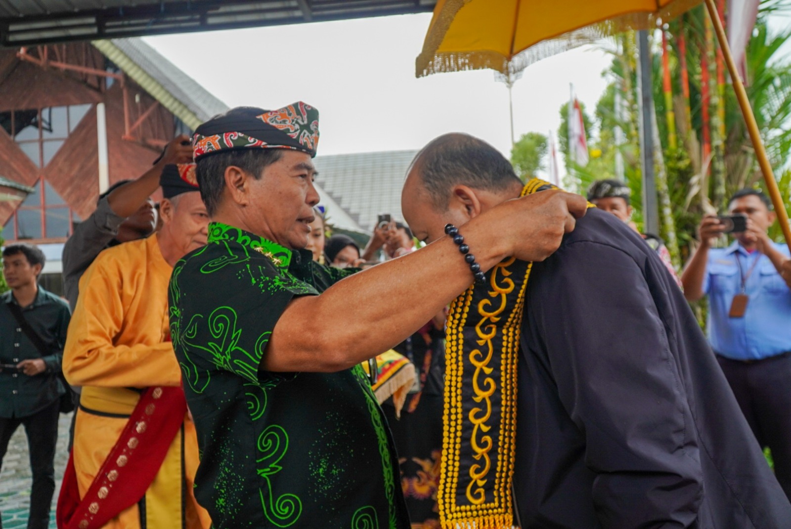 DISAMBUT HANGAT : Gubernur Kaltara, Dr. H. Zainal A Paliwang, SH, M.Hum menyambut kedatangan Plt. Deputi Bidang Pelayanan Publik KemenPAN-RB di Bandara Juwata Tarakan, Kamis (22/8). 