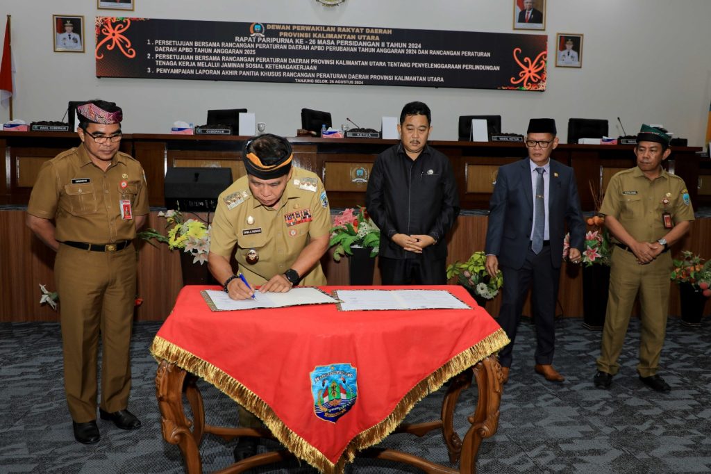 KESEPAKATAN : Gubernur Kaltara, Dr. H. Zainal A. Paliwang, SH, M.Hum mengikuti Rapat Paripurna ke-26 DPRD Provinsi Kalimantan Utara dalam Masa Persidangan II Tahun 2024, Senin (26/8). 