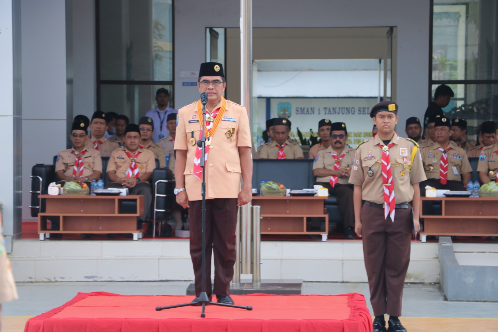 HUT PRAMUKA : Sekprov Kaltara, Dr H Suriansyah, M.AP menjadi Irup Peringatan Hari Pramuka ke 63 di halaman SMA Negeri 1 Tanjung Selor, Senin (26/8). 