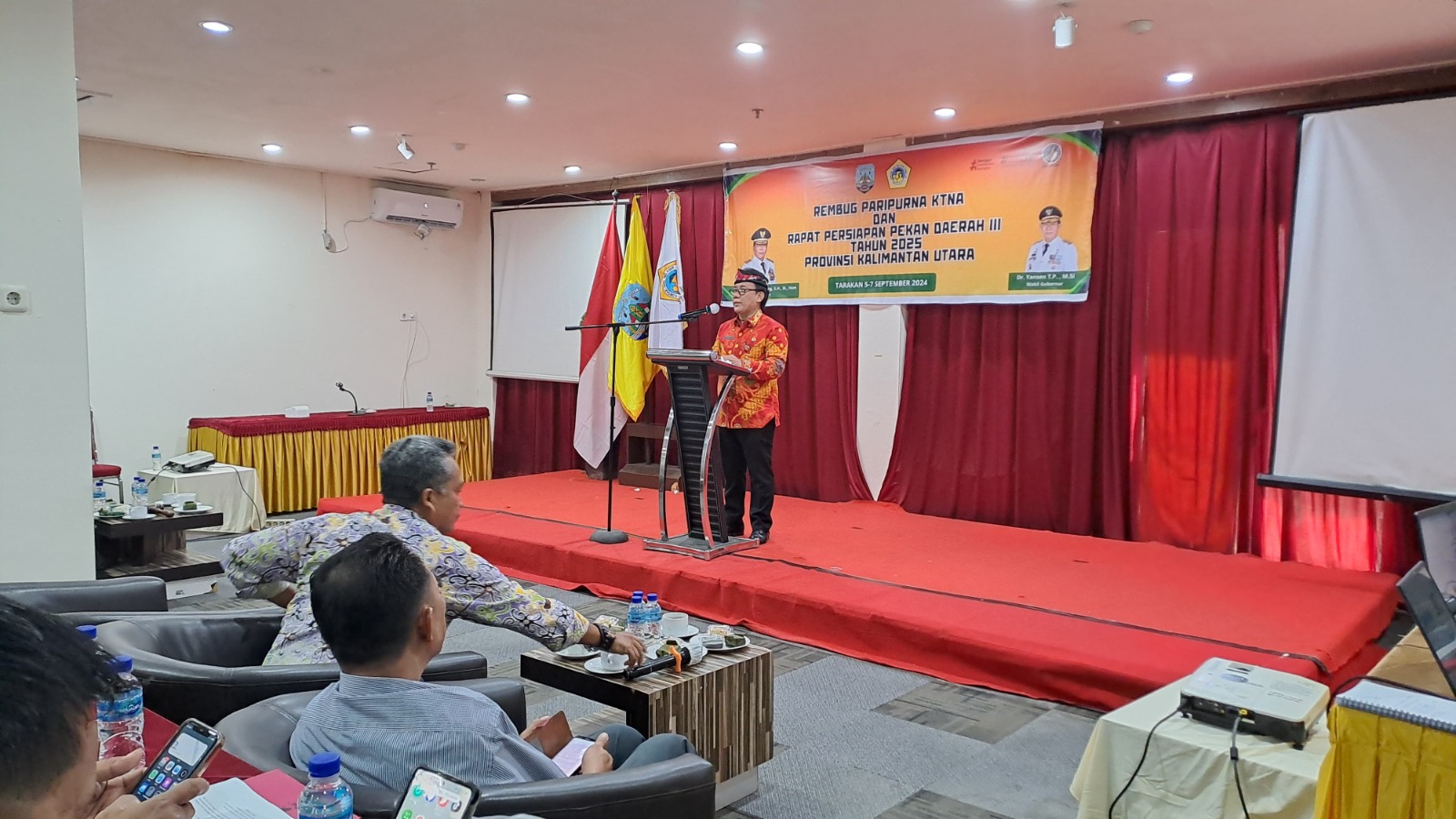 PERSIAPAN : Plh. Asisten Bidang Perekonomian dan Pembangunan Setprov Kaltara, Burhanuddin, S.Sos, M.Si menghadiri rapat persiapan PEDA ke III KTNA Kaltara 2025. 