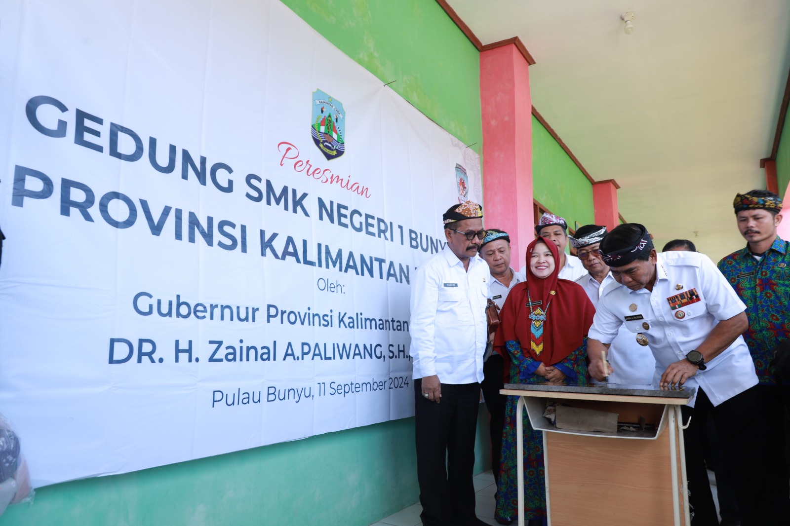 PENANDATANGANAN : Gubernur Kaltara, Dr. H. Zainal A. Paliwang, S.H, M.Hum membubuhkan tanda tangan prasasti Gedung SMK Negeri 1 Bunyu, di Pulau Bunyu, Rabu (11/9).