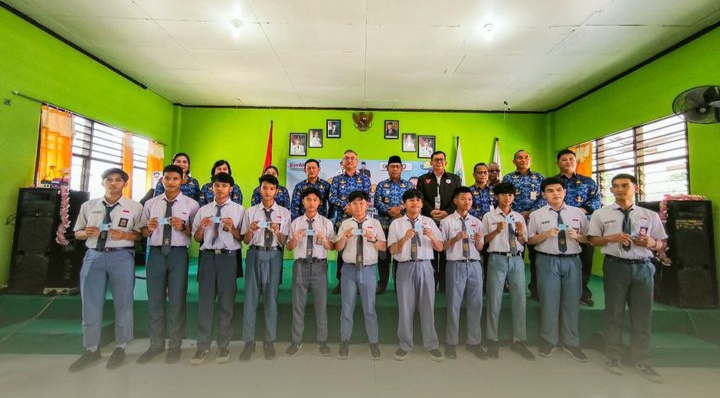 ABADIKAN MOMEN : Bupati Malinau foto bersama dengan para siswa pelajar SMA yang telah selesai melakukan perekaman dan percetakan KPT Elektronik (17/9)