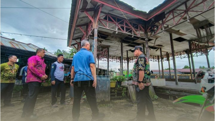 KUNJUNGI PASAR PELANGI : Bupati didampingi wakil bupati beserta beberapa kepala OPD   melihat langsung kondisi pasar serta dermaga, Sabtu (21/9).