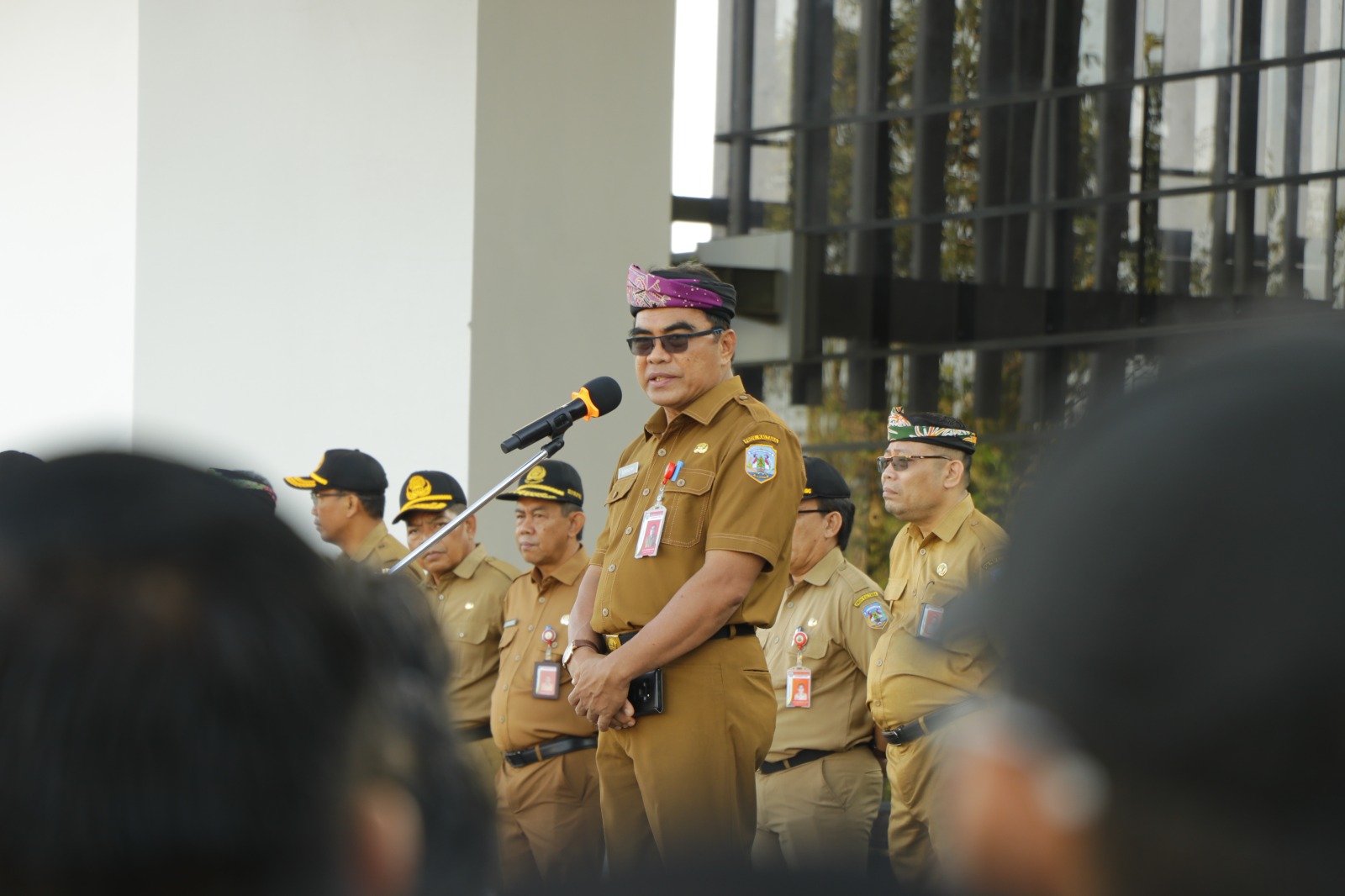 APEL PAGI : Sekprov Kaltara, Dr H Suriansyah, M.AP memberikan arahan pada apel pagi di Halaman Kantor Gubernur Kaltara, Senin (2/9).