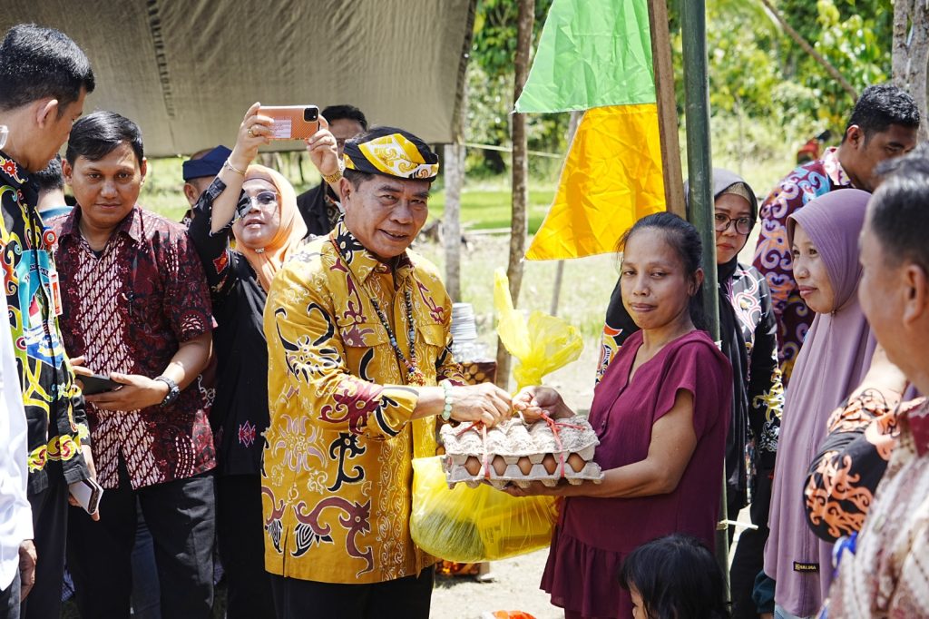 BANTUAN : Gubernur Kaltara, Dr. H. Zainal A Paliwang, M.Hum menyerahkan bantuan kepada masyarakat beberapa Waktu lalu. 