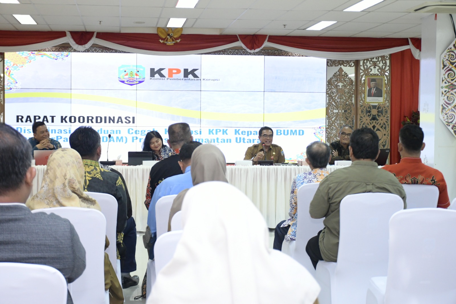 BERI ARAHAN : Sekprov Kaltara, Dr. H. Suriansyah, M.AP memberikan arahan pada Rapat Koordinasi (Rakor) Pencegahan Korupsi bersama Komisi Pemberantasan Korupsi (KPK) di Gedung Gadis Lantai I, Senin, (7/10). 