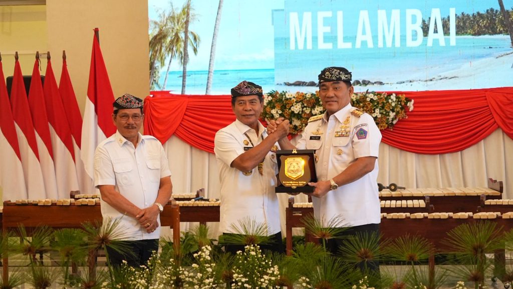 KERJASAMA : Gubernur dan Wakil Gubenur Kaltara (Dr Zainal A Paliwang, SH, M.Hum - Ingkong Ala, SE M.Si) menjajaki kerjasama di sektor kelautan dan perikanan dengan Pemprov Sulut, Rabu (14/5).
