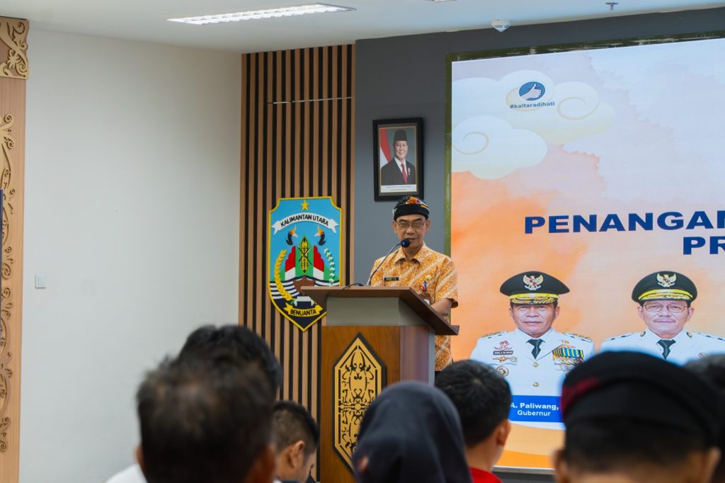 RAKOR KARHUTLA :  Staf Ahli Bidang Hukum, Kesatuan Bangsa, dan Pemerintahan Setdaprov Kaltara Robby Yuridi Hatman, S.Sos., M.T saat menghadiri kegiatan Rapat Koordinasi (rakor) Penanganan Kebakaran Hutan dan Lahan (Karhutla) Provinsi Kaltara Tahun 2025 di Gedung Gadis, Kamis (15/5). 