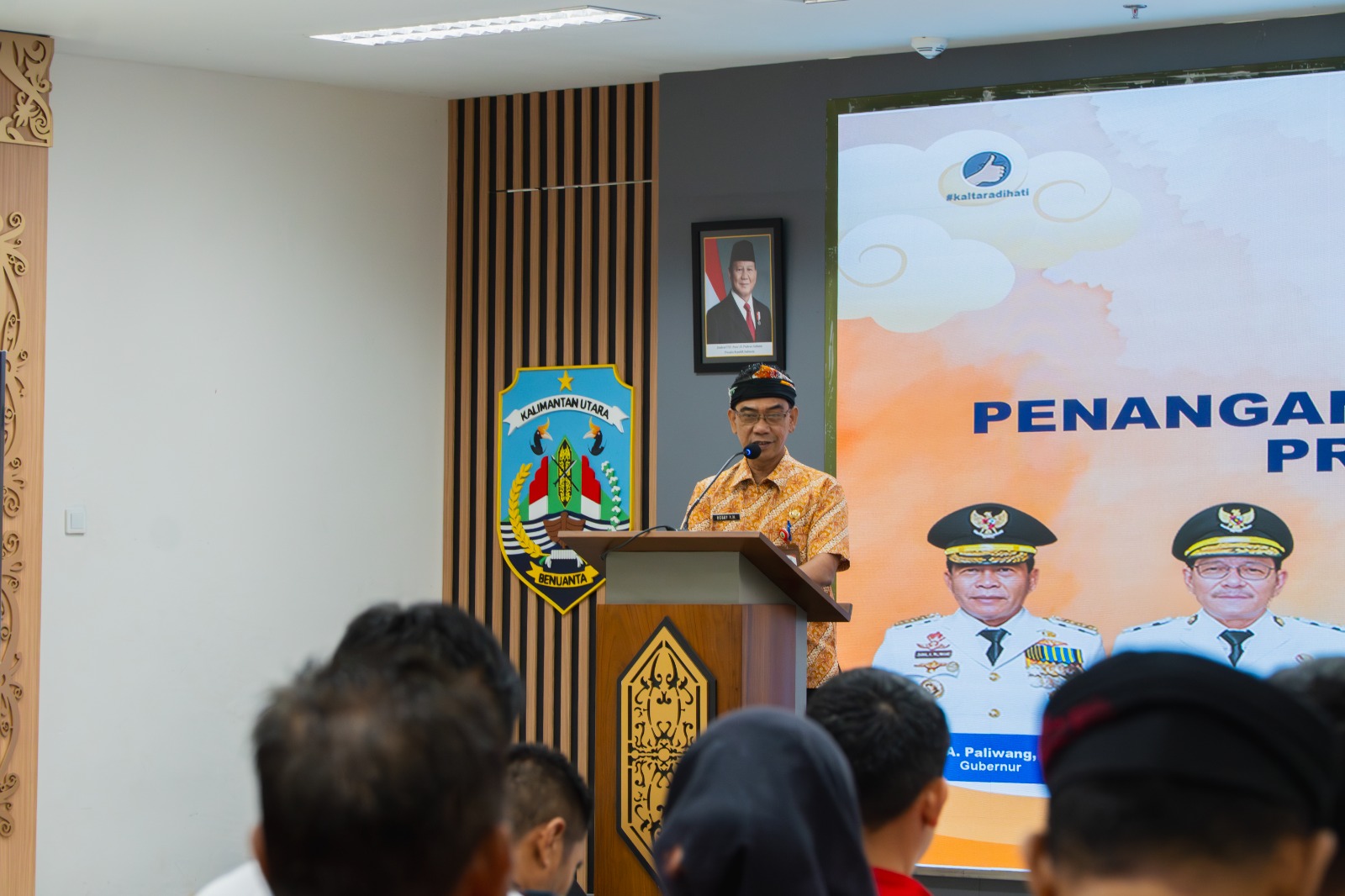 RAKOR KARHUTLA :  Staf Ahli Bidang Hukum, Kesatuan Bangsa, dan Pemerintahan Setdaprov Kaltara Robby Yuridi Hatman, S.Sos., M.T saat menghadiri kegiatan Rapat Koordinasi (rakor) Penanganan Kebakaran Hutan dan Lahan (Karhutla) Provinsi Kaltara Tahun 2025 di Gedung Gadis, Kamis (15/5). 
