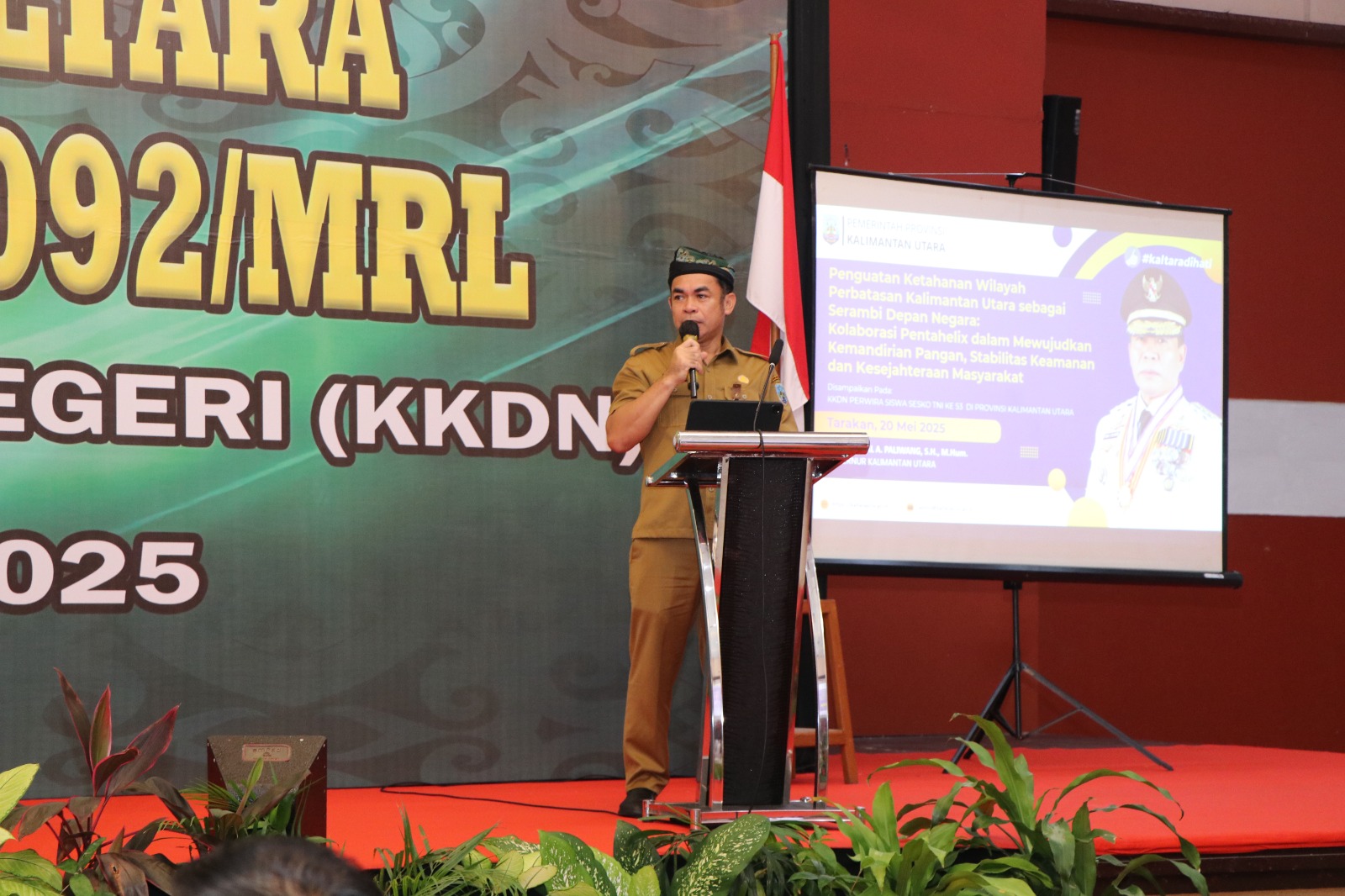 NARASUMBER : Pj. Sekretaris Provinsi (Sekprov) Kaltara Dr. Bustan, S.E., M.Si menjadi narasumber pada KKDN Pasis Sesko TNI 2025, di Hotel Tarakan Plaza, Selasa (20/5). 