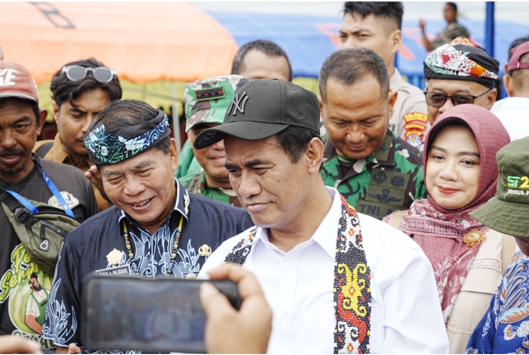 TEMU WARGA : Mentan RI Andi Amran Sulaiman Bersama Gubernur Kaltara, Dr H Zainal A. Paliwang, SH, M.Hum meninjau langsung lahan pertanian di Desa Sajau Hilir, Kamis (8/5). 