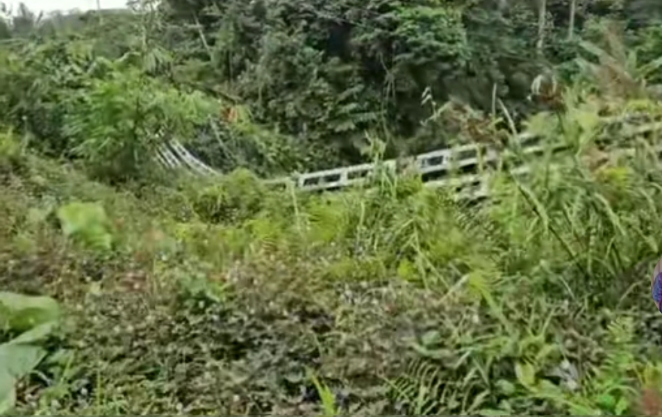 MANGKRAK DAN MUBADZIR - Tangkapan cuplikan layar video singkat saat kunjungan kerja wagub ingkong melihat kondisi jembatan. 