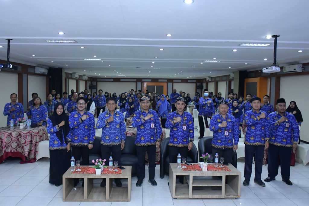 ABADIKAN MOMEN : Pj.Sekprov Kaltara, Dr Bustan, SE, M.Si menghadiri Workshop Pelaksanaan E-Purchasing di E-Katalog V.6, Manajemen Risiko dan Hasil Evaluasi Akhir Di Lingkungan Pemerintah Provinsi Kalimantan Utara, di Ballroom Hotel Pangeran Khar, Selasa (17/6). 