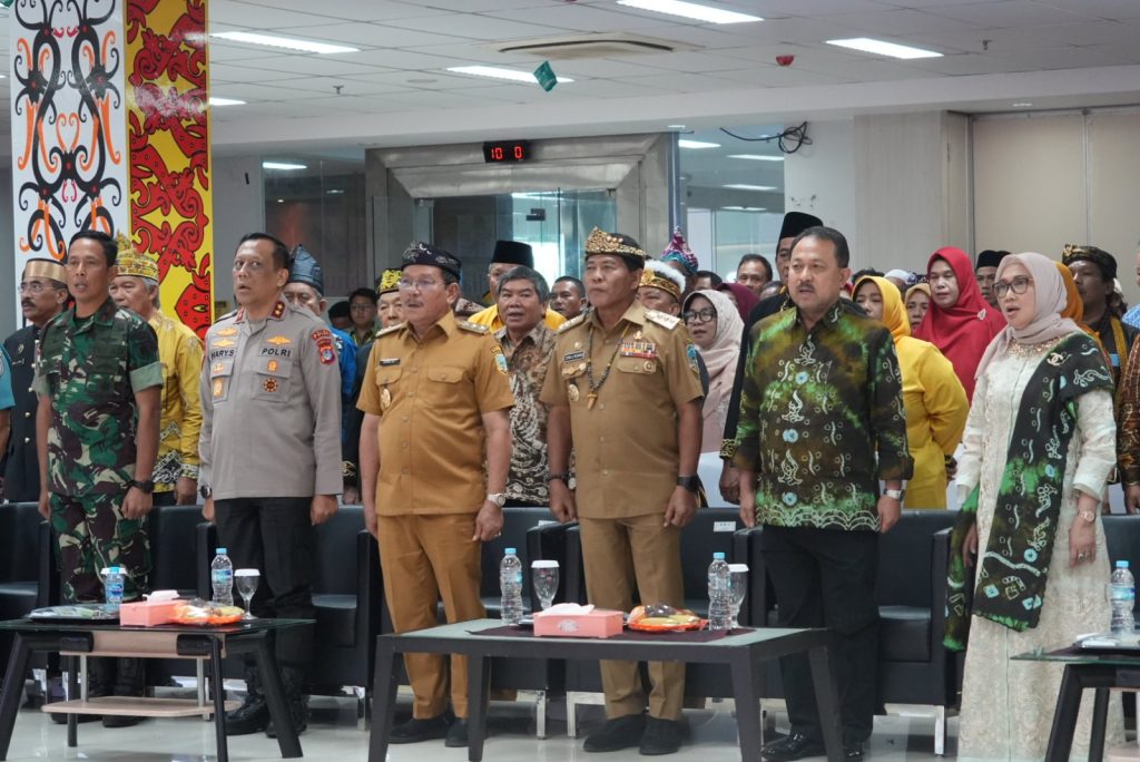 HALAL BIHALAL : Gubernur Kaltara, Dr. H. Zainal A. Paliwang, S.H., M.Hum., didampingi Wakil Gubernur Kaltara, Ingkong Ala, S.E., M.Si., hadir dalam kegiatan Halal Bihalal dan Silaturahmi Kerukunan Bubuhan Banjar Kalimantan Utara (KBB-KU) Tahun 2025, digelar di Gedung Gadis Lantai 1, Senin (23/6). 