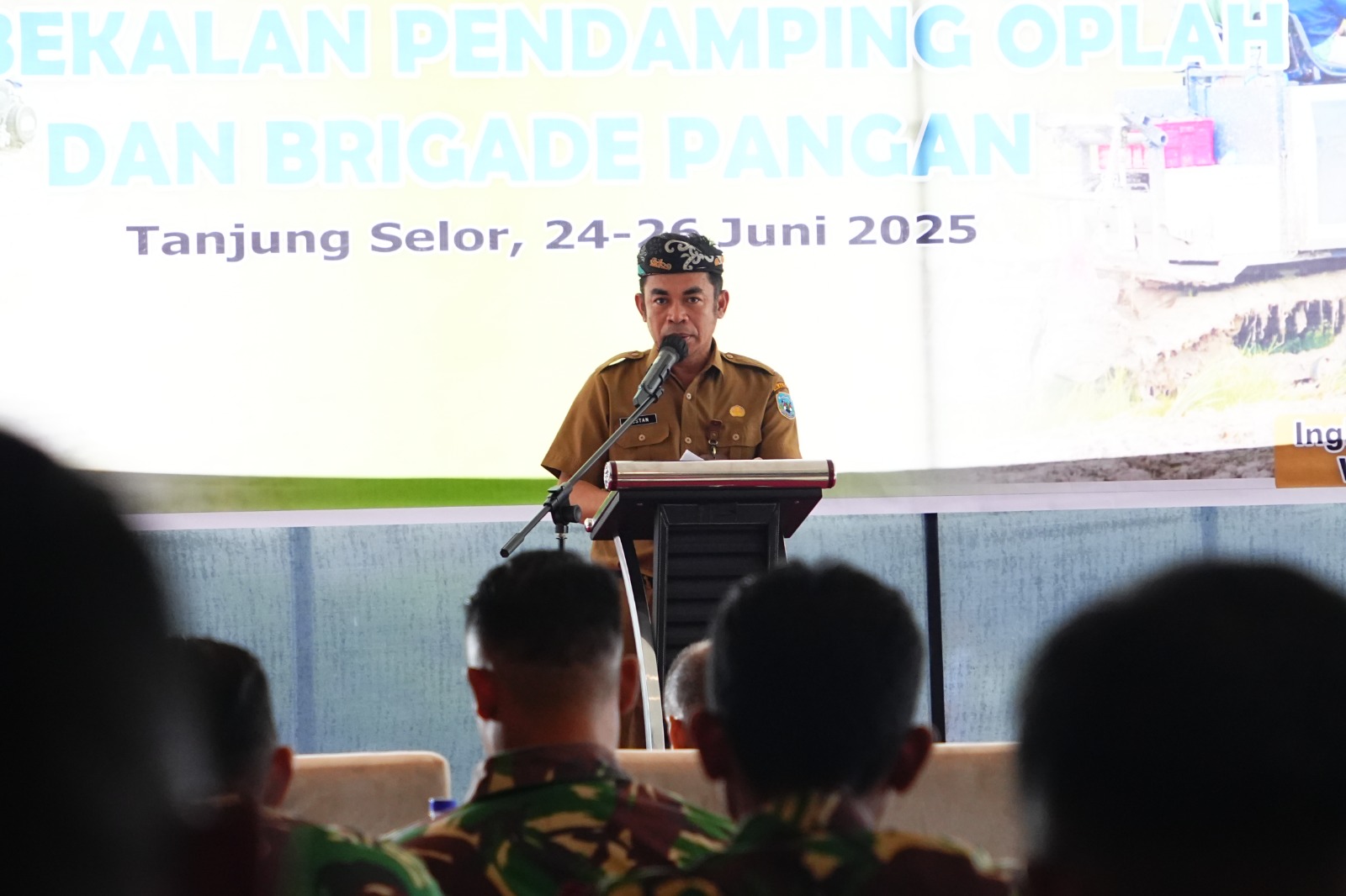 OPTIMASI LAHAN : Pj Sekretaris Daerah Dr. Bustan, S.E., M.AP membuka secara resmi kegiatan Bimtek Pembekalan Pendamping Oplah dan Brigade Pangan yang diinisiasi Pemerintah Provinsi Kaltara melalui Dinas Pertanian dan Ketahanan Pangan (DPKP), Selasa (24/6). 