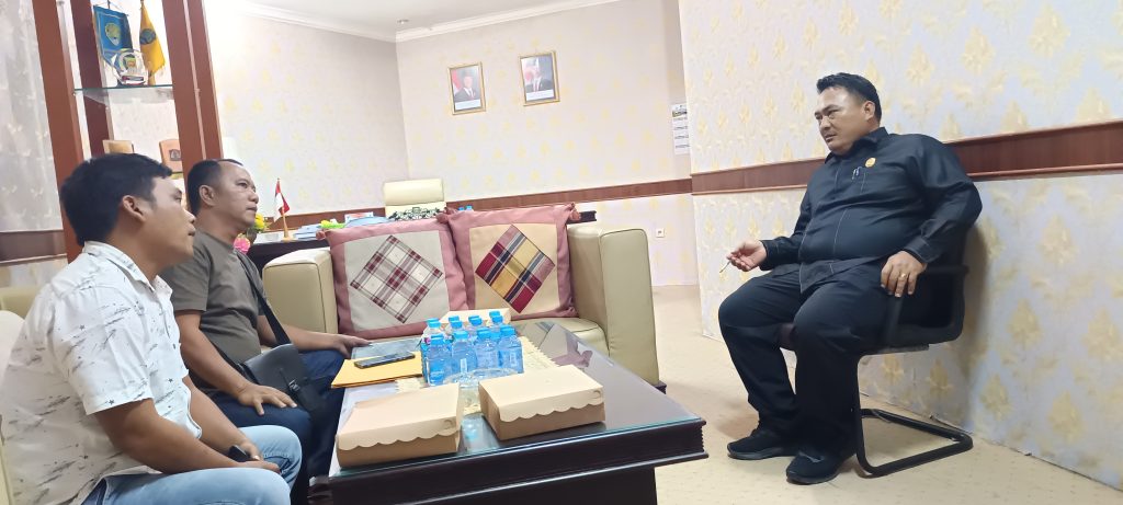 Korwil APERSI Kaltara dan rekan saat berdiskusi dengan Wakil Ketua II DPRD Bulungan Tasa Gung di ruangannya, pada Selasa (3/6/2025). 
