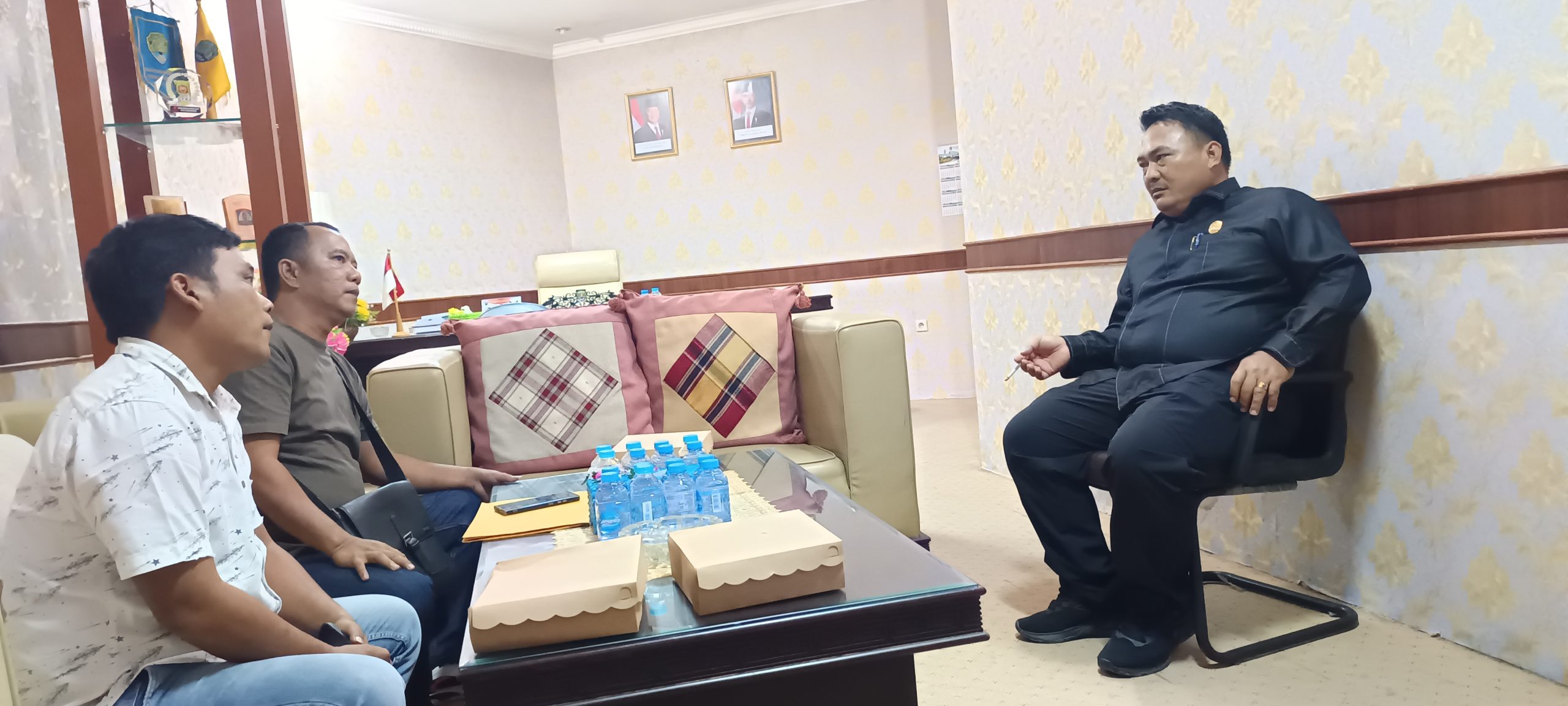 Korwil APERSI Kaltara dan rekan saat berdiskusi dengan Wakil Ketua II DPRD Bulungan Tasa Gung di ruangannya, pada Selasa (3/6/2025). 
