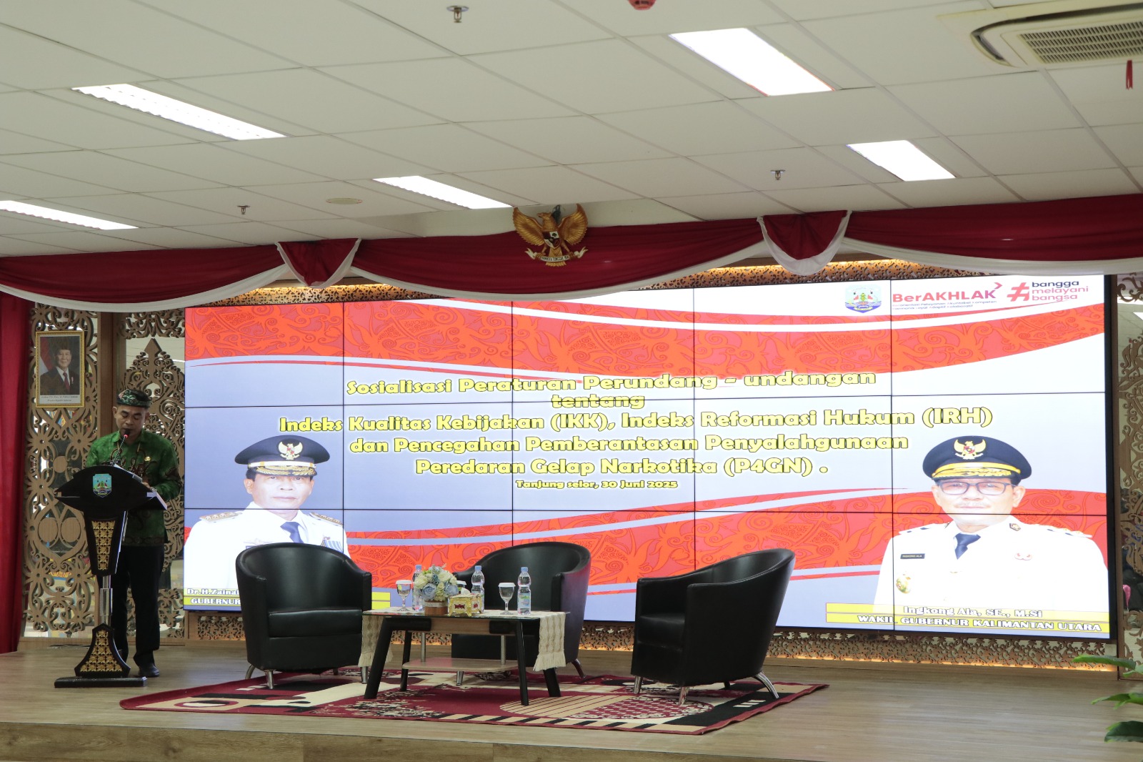 BERI ARAHAN : Pj Sekprov Kaltara, Dr Bustan SE, M.Si berikan kegiatan Sosialisasi Peraturan Perundang-undangan Tahun Anggaran 2025 yang digelar di Gedung Gadis Lantai I, Senin, (30/6). 