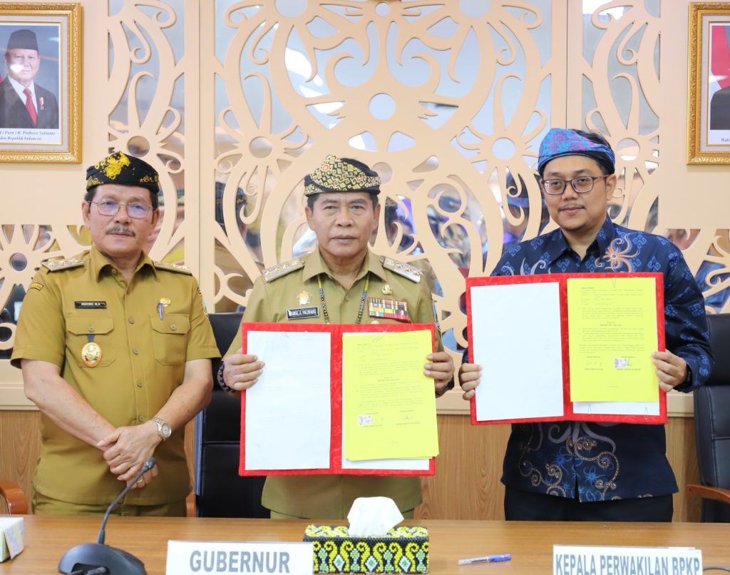 KERJASAMA :  Gubernur dan Wagub Kaltara (Dr. H. Zainal A. Paliwang, S.H., M.Hum - Ingkong Ala, SE., M.Si) melakukan Penandatanganan Kesepakatan Bersama dan Perjanjian Kerjasama dengan BPKP Perwakilan Provinsi Kaltara dalam rangka pengawasan kolaboratif lintas sektoral di Provinsi Kaltara, Senin (14/7).