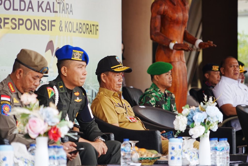 OPERASI PATUH :Asisten Bidang Pemerintahan dan Kesejahteraan Rakyat Setprov Kaltara, H. Datu Iqro Ramadhan, S.Sos., M.Si menghadiri Apel Gelar Pasukan Operasi Patuh Kayan 2025 di Lapangan Markas Komando (Mako) Kepolisian Daerah (Polda) Kaltara, Senin (14/7) pagi.  