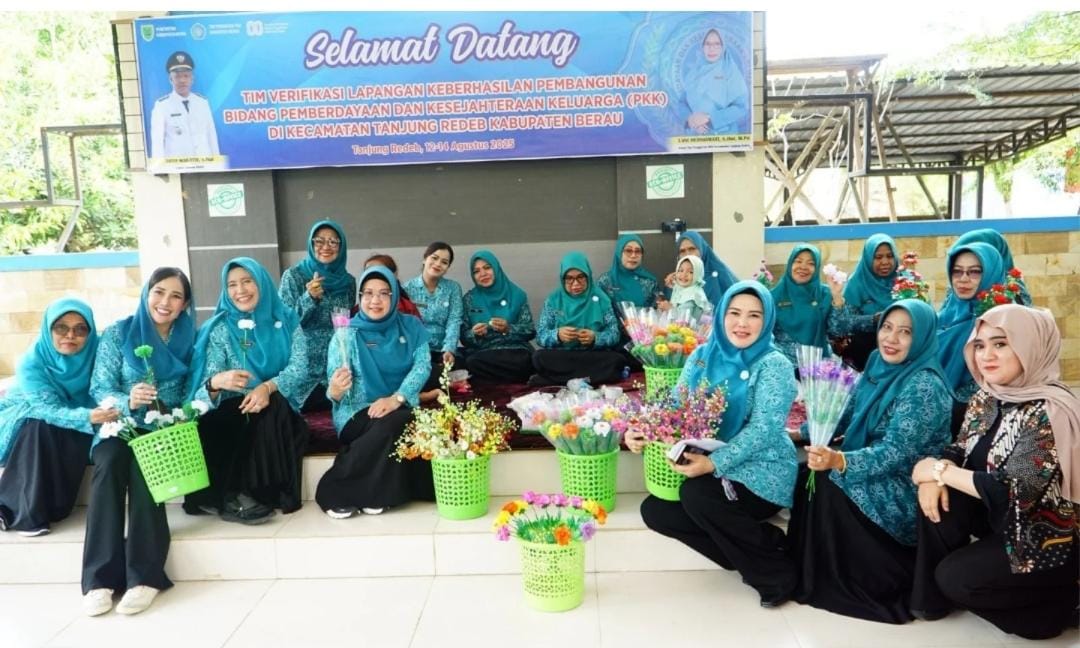 Foto bersama TP PKK Berau, TP PKK Kaltim di Pendopo Camat Tanjung Redeb. Foto (spesial)