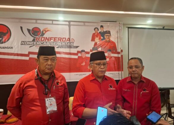Konfrensi pers sekjend PDIP, Hasto Kristiyanto, didampingi Deddy Sitorus (anggota komisi II DPR RI) dan Ketua DPD PDI-P Kaltara, Albertus Stefanus Marianus, ST.